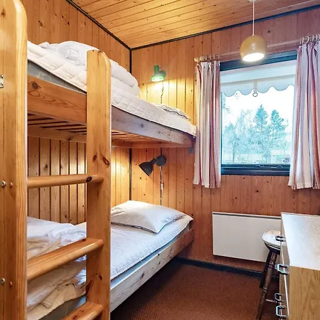 6 Person In Hals-by Traum