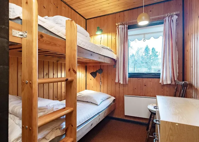 6 Person In Hals-by Traum