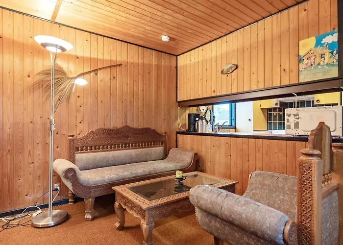 6 Person In Hals-by Traum * Hals