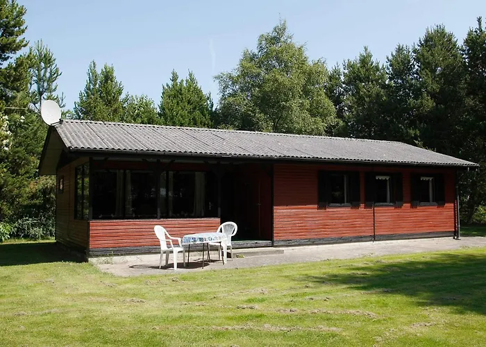 6 Person In Hals-by Traum *