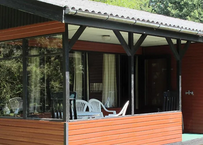 6 Person In Hals-by Traum