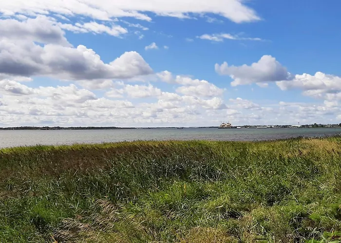 6 Person In Hals-by Traum * Hals